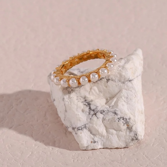 New Elegant 18K Fresh Water Pearl Ring - Picture 5 of 7